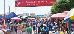 Aguas Verdes es el primer sitio conectado con la frontera. Miles de ecuatorianos acuden diariamente para comprar. Muchos adquieren mercader&iacute;as para revenderlas.