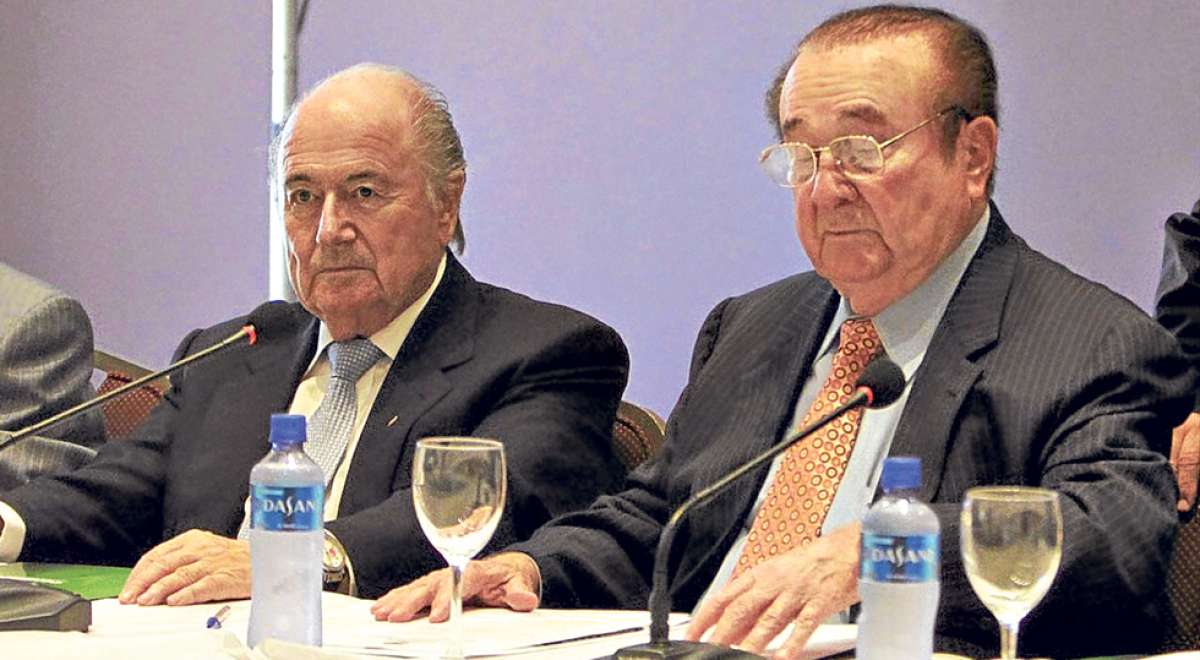 Nicol&aacute;s Leoz (d), expresidente de la Conmebol, durante una de las reuniones de trabajo con el a&uacute;n titular de FIFA, el suizo Joseph Blatter (i). Foto: Internet