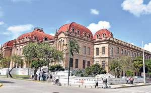 El colegio Benigno Malo est&aacute; ubicado en la tradicional avenida Fray Vicente Solano. Su estructura es &uacute;nica y es parte del patrimonio de la ciudad de Cuenca. Archivo