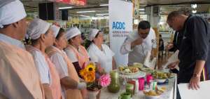 Los jueces degustaron los platillos que ofrecieron los comerciantes.