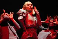 Lanzan un peluche a la cara de Lady Gaga en pleno concierto