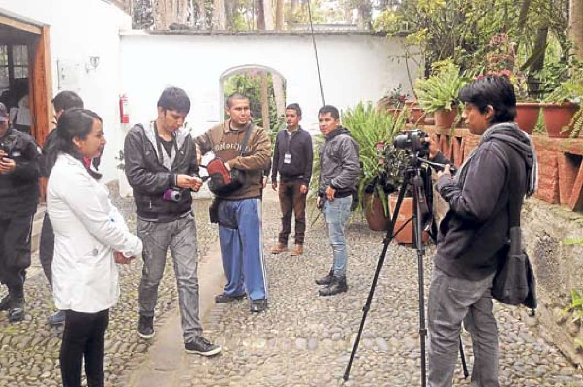 A pesar de que no pudieron filmar dentro de las casas patrimoniales, los j&oacute;venes estudiantes realizaron un documental para difundirlo en Imbabura. Foto: Jos&eacute; Miguel Castillo.