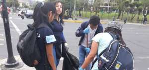 Estudiantes limpian las calles despu&eacute;s de las protestas