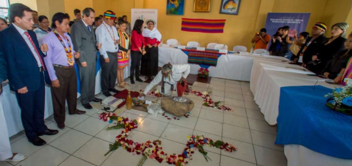 Como parte del evento, Jaime Piltu&ntilde;a, miembro de la Conaie realiz&oacute; una ceremonia ancestral. 