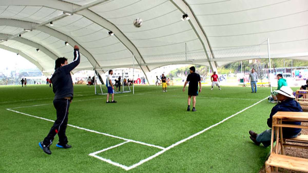 La cancha de ecuav&oacute;ley (foto) y la de indor f&uacute;tbol est&aacute;n abiertas al p&uacute;blico de 08:00 a 21:00 y el  costo de su uso es de $ 1. FOTO: JOHN GUEVARA 