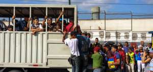 Venezolanos se transportan en una perrera. El servicio es tambi&eacute;n v&iacute;ctima de la situaci&oacute;n econ&oacute;mica, debido a La falta de repuestos e inversi&oacute;n.