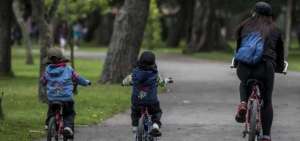Los chicos pueden recrearse con su familia en plazas y parques.