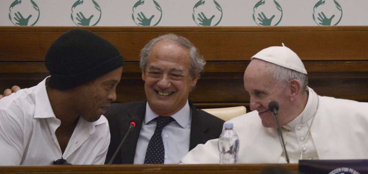 Papa y Ronaldinho anuncian nuevo "partido por la paz" en mayo en Roma