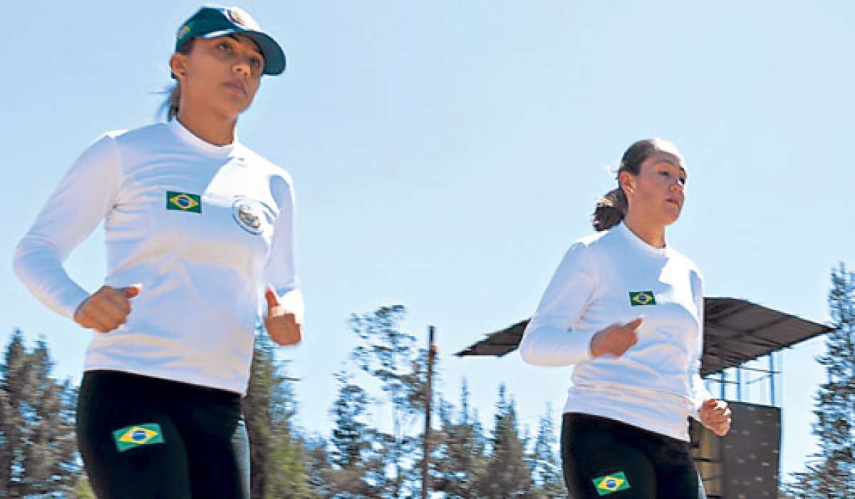 Maira Nunes (i) trota junto a su mejor amiga y compa&ntilde;era de equipo, Jazm&iacute;n P&eacute;rez, la cadete ecuatoriana que hace carrera en la Fuerza A&eacute;rea Brasile&ntilde;a. Foto: John Guevara / El Tel&eacute;grafo.