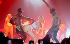 Miley Cyrus  se limpi&oacute; el trasero con la bandera de M&eacute;xico (VIDEO)