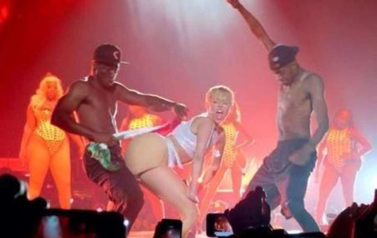 Miley Cyrus  se limpi&oacute; el trasero con la bandera de M&eacute;xico (VIDEO)