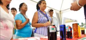 En la Feria por el D&iacute;a Mundial de Salud varias personas aprendieron el contenido real de las gaseosas.
