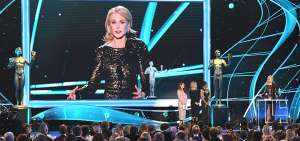 Nicole Kidman recibi&oacute; la estatuilla a Mejor Actriz por la miniserie Big Little Lies, en la que interpreta a una mujer v&iacute;ctima de la violencia machista.
