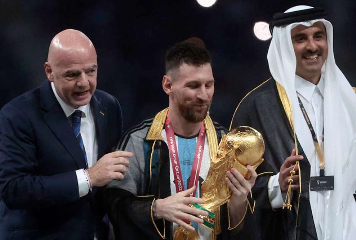 Un abogado omaní ofreció un millón de dólares por el bisht que utilizó Lionel Messi