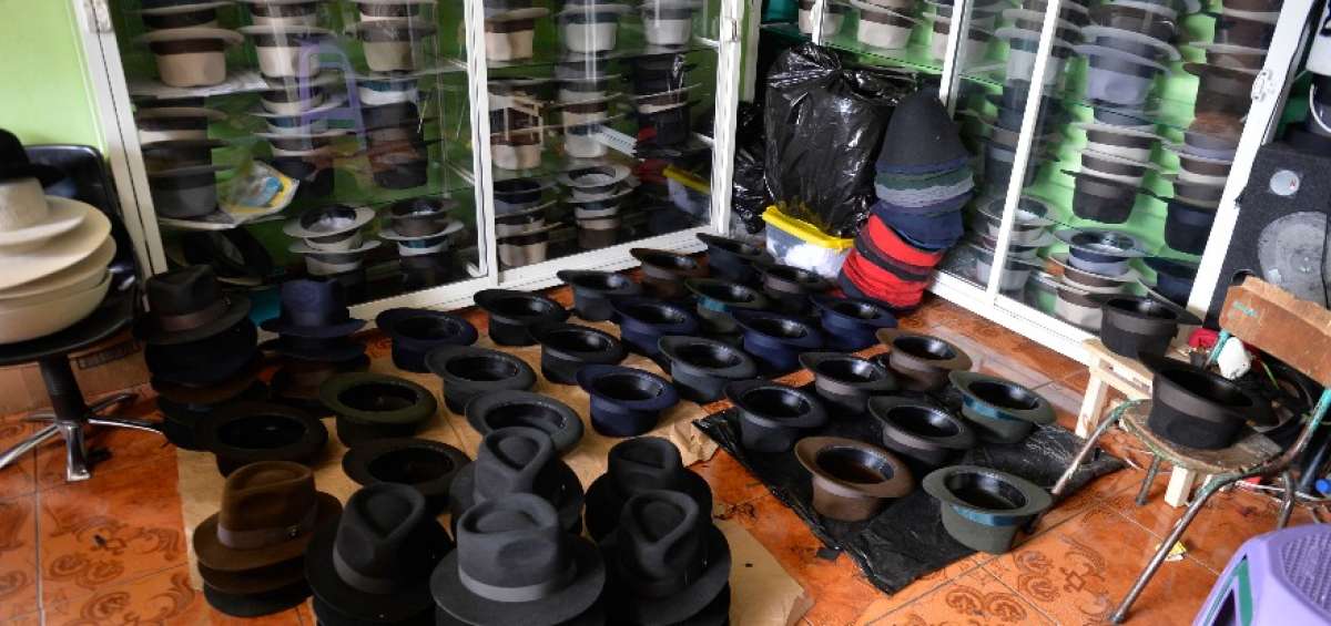 Los artesanos tambi&eacute;n arreglan sombreros. Despu&eacute;s del proceso quedan como nuevos.