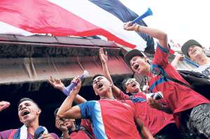 Un grupo de hinchas &lsquo;ticos&rsquo; entona c&aacute;nticos para su selecci&oacute;n tras alcanzar el primer lugar en el Grupo D. Foto: EFE
