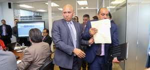 Pese a su explicaci&oacute;n en la Comisi&oacute;n de Participaci&oacute;n Ciudadana, Walter G&oacute;mez (centro), consejero del CPCCS, tambi&eacute;n ser&aacute; enjuiciado.