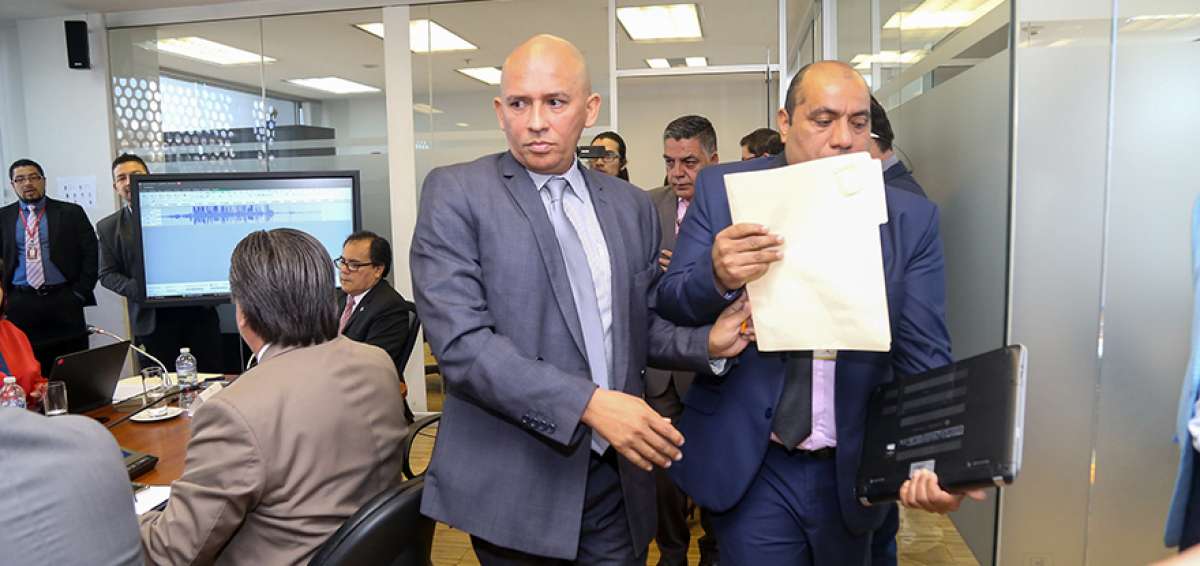 Pese a su explicaci&oacute;n en la Comisi&oacute;n de Participaci&oacute;n Ciudadana, Walter G&oacute;mez (centro), consejero del CPCCS, tambi&eacute;n ser&aacute; enjuiciado.