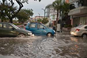 Varios tramos de la avenida V&iacute;ctor Emilio Estrada, en Urdesa, se inundaron debido al fuerte aguacero. Foto: William Orellana / El Tel&eacute;grafo.