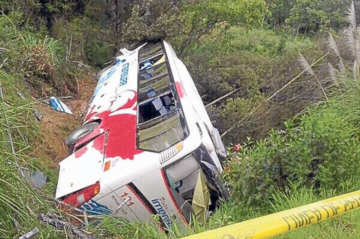 El bus de la cooperativa Flota Imbabura que realizaba un viaje entre la capital de la Rep&uacute;blica y la ciudad de Cuenca cay&oacute; a una quebrada. Foto: Cortes&iacute;a/ ECU911 AUSTRO+