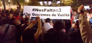 Periodistas y ciudadanos se congregaron, la noche del martes, en la Plaza de la Independencia, para exigir la liberaci&oacute;n de los colaboradores de El Comercio secuestrados en la frontera norte.