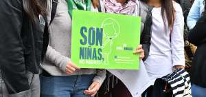 Adolescentes de Cuenca salieron ayer a las calles. Ellas abandonaron sus aulas de clases y simb&oacute;licamente, con las sillas que usan en sus planteles y carteles, reclamaron: &ldquo;Son ni&ntilde;as, no madres&rdquo;.