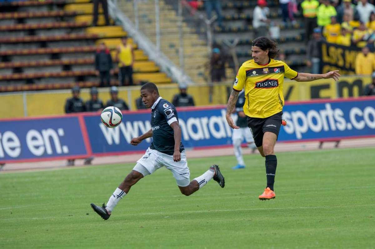 El volante de llegada Elvis Patta (i) se ha mantenido como titular en Universidad Cat&oacute;lica, equipo que hoy debutar&aacute; en la edici&oacute;n 2015 de la Copa Sudamericana. Foto: Fernando Sandoval / El Tel&eacute;grafo