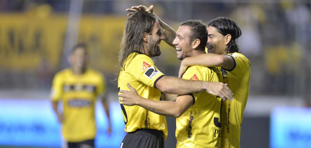 Brahian Alem&aacute;n (centro) marc&oacute; un doblete. Uno de los tantos son festejados con Alejandro Frezzotti (izq.) e Ismael Blanco, quien se reencontr&oacute; con el gol. Foto: William Orellana.