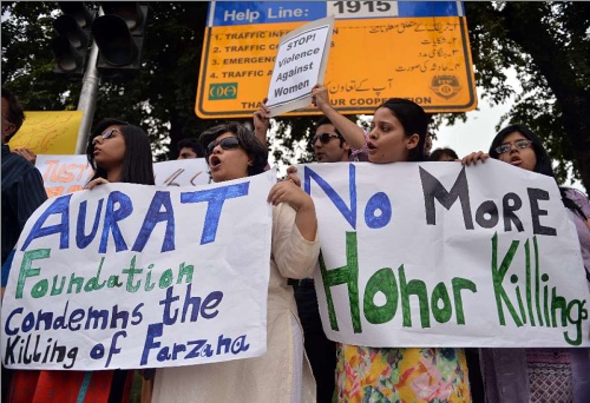 Unos activistas de los derechos humanos protestan en Islamabad por la lapidaci&oacute;n de Farzana Parveen. Foto: AFP