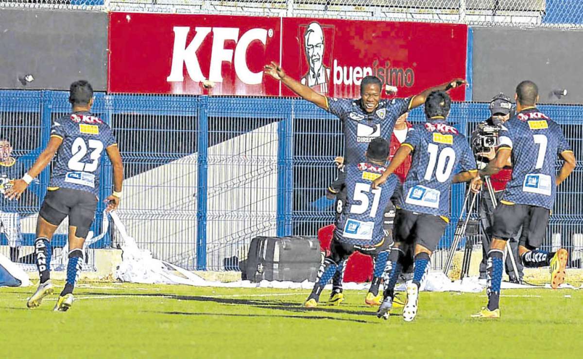 Daniel Angulo celebra su gol con los brazos abiertos. El delantero se presentar&aacute; hoy en la &lsquo;Tricolor&rsquo; para los partidos amistosos frente a Bolivia y Brasil en EE.UU. Foto: Santiago Aguirre / El Tel&eacute;grafo