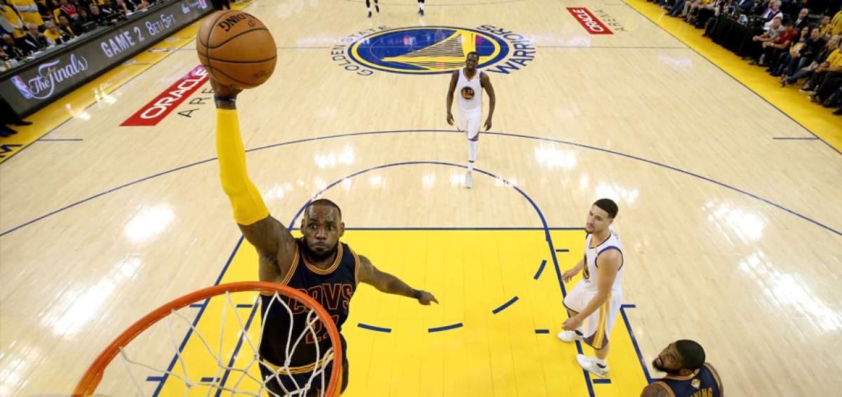 Warriors aplasta a Cavaliers en inicio de playoffs NBA