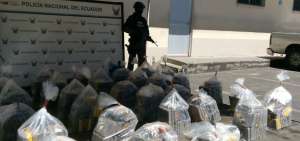 Agentes antinarc&oacute;ticos muestran la carga incautada.