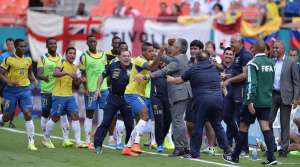 El jugador de la selecci&oacute;n tras su gol fue hasta la banca a festejar con sus compa&ntilde;eros. Foto: AFP