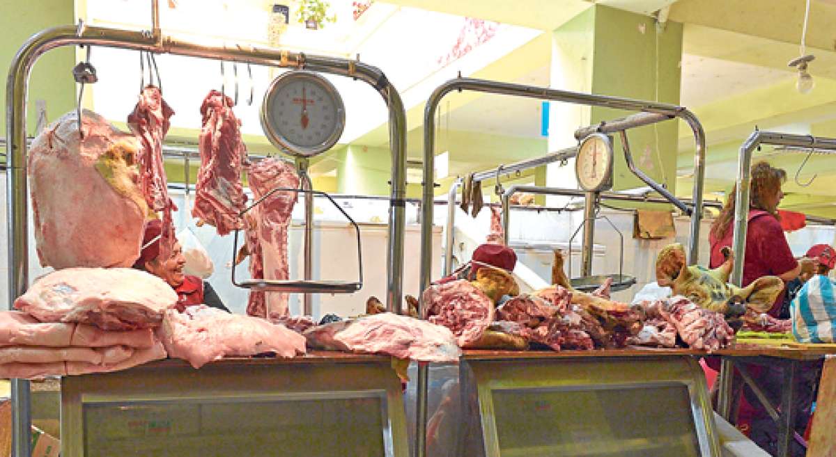 Mientras la mayor&iacute;a de tercenas de Ambato permanecen cerradas, frigor&iacute;ficos y tiendas de c&aacute;rnicos ofertan cerdo. Tambi&eacute;n se venden mariscos. Foto: Roberto Ch&aacute;vez/ El Tel&eacute;grafo.