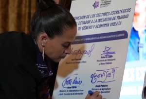 Gobierno oficializó la adhesión de sectores a una iniciativa para reducir brechas laborales.