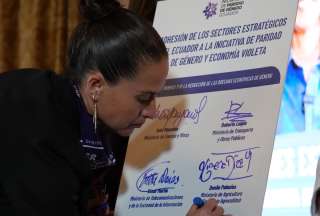 Gobierno oficializó la adhesión de sectores a una iniciativa para reducir brechas laborales.