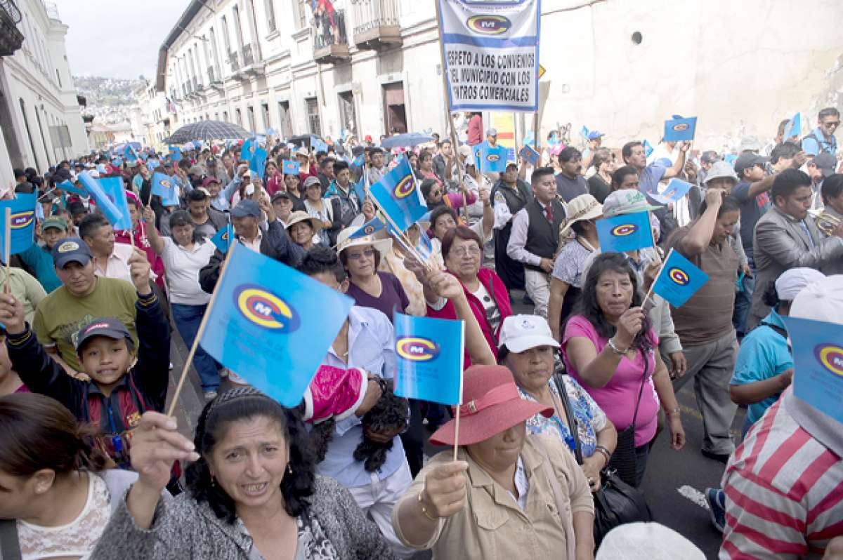 Cientos de comerciantes del Centro Comercial de Mayoristas y Negocios Andinos salieron a las calles ayer. Foto: Daniel Molineros/El Telegrafo 