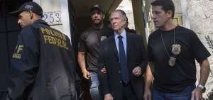 Carlos Nuzman (c) es acusado de los delitos de corrupci&oacute;n, lavado de dinero y pertenencia a una organizaci&oacute;n criminal.