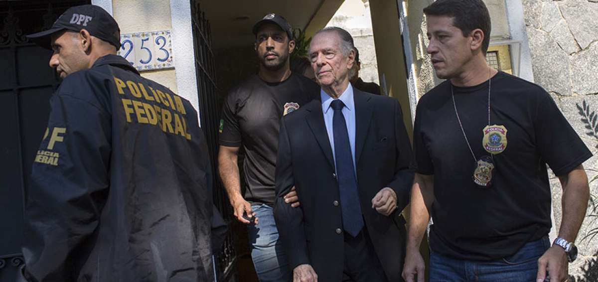 Carlos Nuzman (c) es acusado de los delitos de corrupci&oacute;n, lavado de dinero y pertenencia a una organizaci&oacute;n criminal.