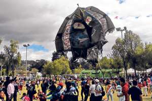 La gigante cometa alz&oacute; vuelo en el parque El Para&iacute;so en medio de la alegr&iacute;a y el susto de los aficionados. Foto: Rodrigo Matute Torres/ El Tel&eacute;grafo 