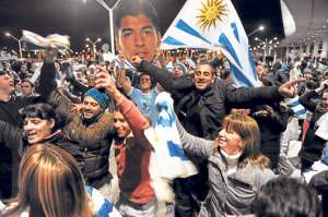 Un grupo de aficionados uruguayos esper&oacute; a Luis Su&aacute;rez en el aeropuerto internacional de Montevideo. Foto: AFP.