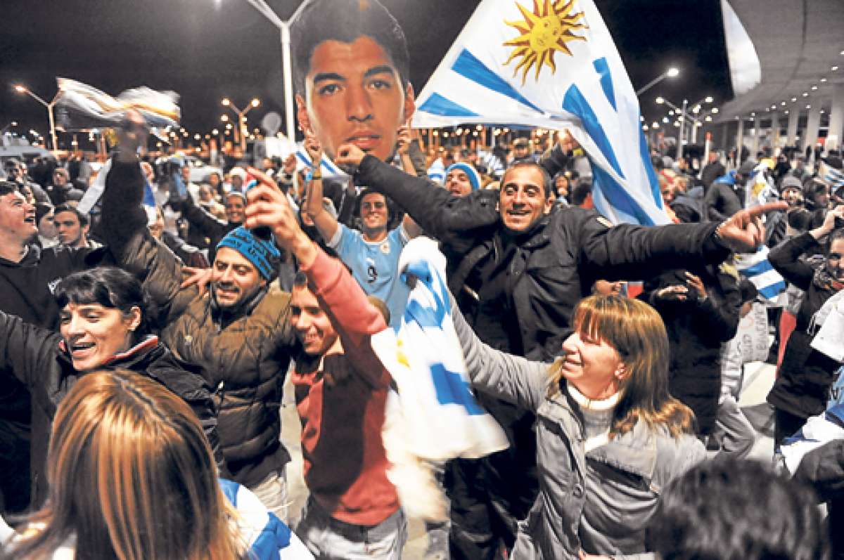 Un grupo de aficionados uruguayos esper&oacute; a Luis Su&aacute;rez en el aeropuerto internacional de Montevideo. Foto: AFP.