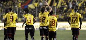 Barcelona gole&oacute; en la Noche Amarilla con la complicidad de Forl&aacute;n