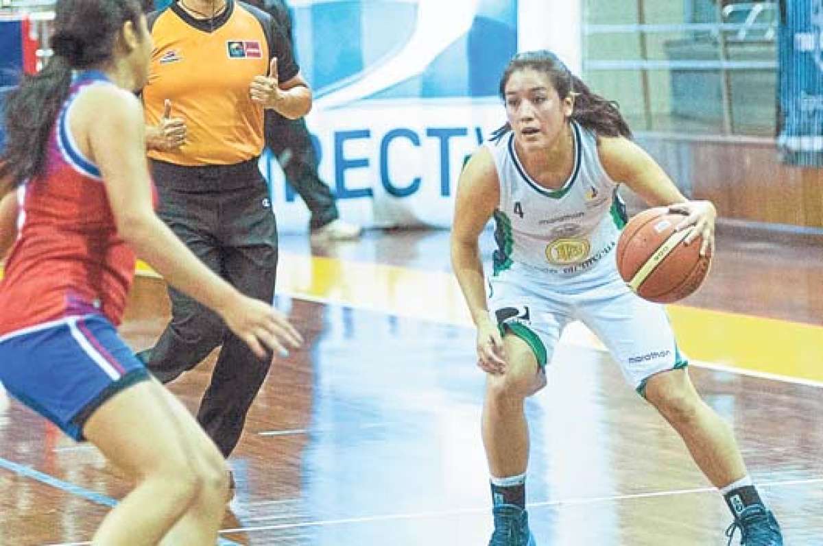Tatiana Pati&ntilde;o (4) fue la conductora de UTE en la derrota ante Santa Mar&iacute;a. Foto: Cortes&iacute;a