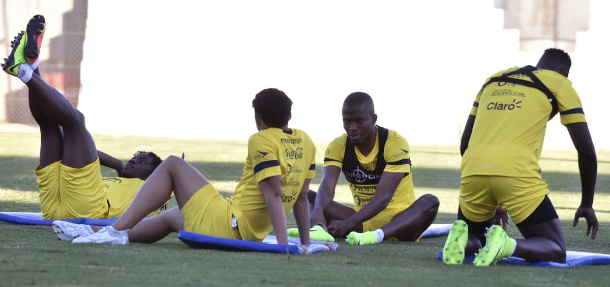 &Eacute;nner Valencia jugar&iacute;a como volante por izquierda ante Paraguay (alineaci&oacute;n)