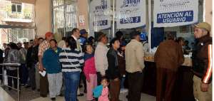 Largas filas para pagar impuesto predial en Ambato