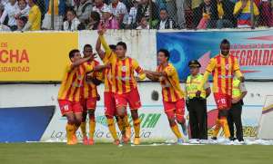 Jugadores de Aucas festejaron los goles que le marcaron a River. Foto: Santiago Aguirre / El Tel&eacute;grafo.