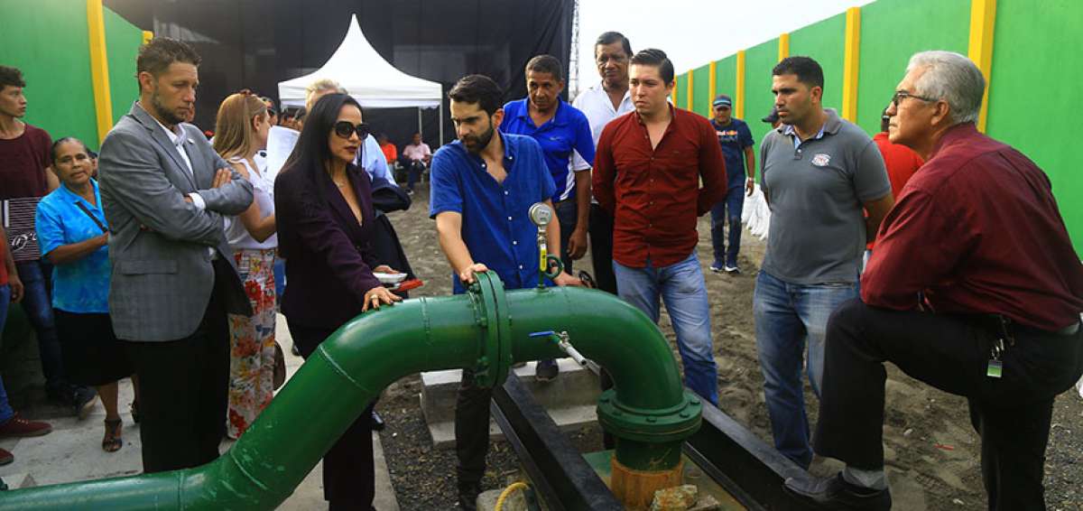 El gerente general del Banco de Desarrollo del Ecuador (BDE), Carlos Julio Jaramillo, entreg&oacute; la planta de tratamiento de agua potable.