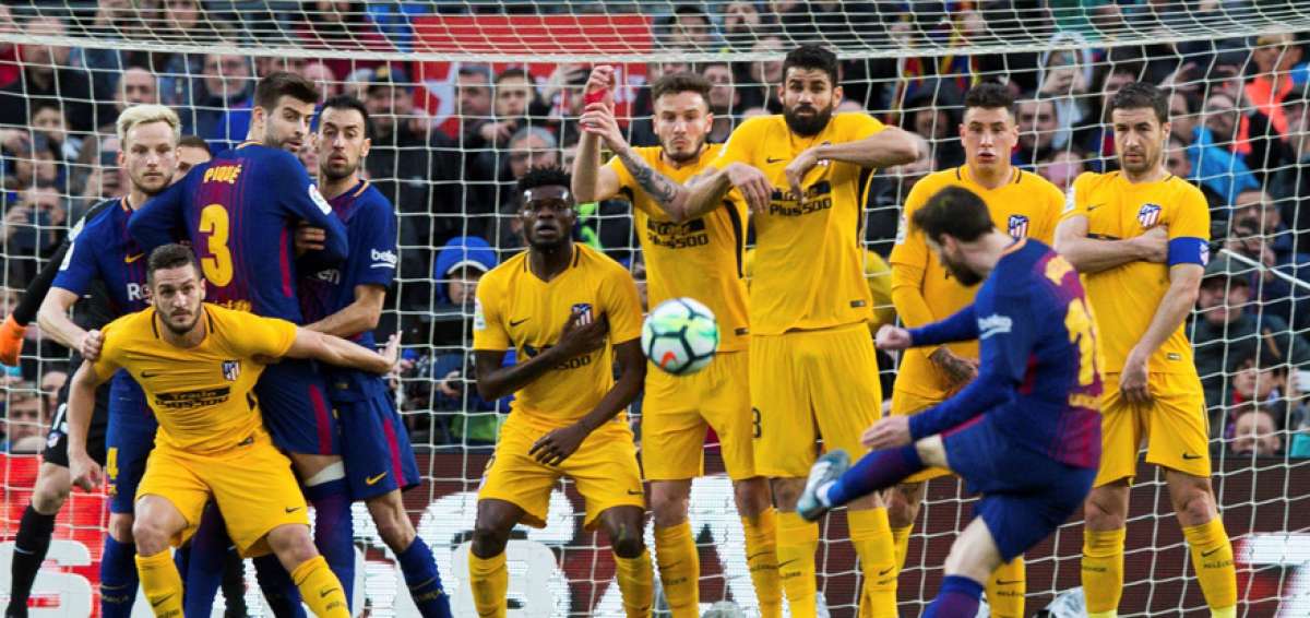 El argentino Lionel Messi (der.) ejecuta el tiro libre que termin&oacute; en gol y que le permiti&oacute; al FC Barcelona vencer al Atl&eacute;tico de Madrid.