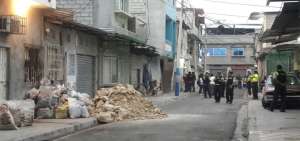 La polic&iacute;a acordon&oacute; el callej&oacute;n en donde est&aacute; ubicada la vivienda en la que ocurrieron los asesinatos.
